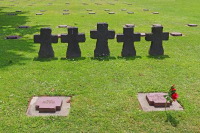 Placas y cruces en el cementerio alemán