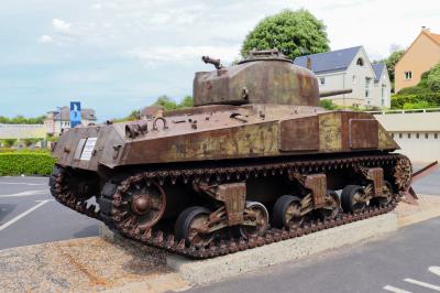 Un tanque en el parking del museo