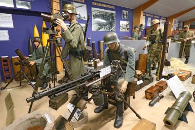 Escena de un grupo militar armado