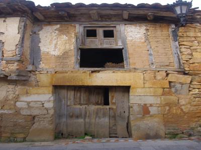Detalle de puerta y ventana de edificación en estado de abandono