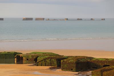 Bloques en la playa de Arromanches frente a los restos del puerto artificial