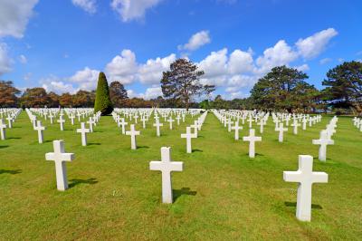 Panorámica de cruces blancas en el cementerio americano