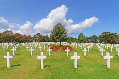 Panorámica de cruces blancas en el cementerio americano