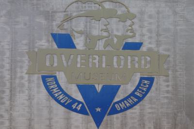 Logo en la fachada del Museo Overlord