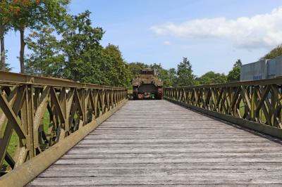 Un tanque aliado cruzando un puente removible