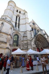 Mercadillo medieval frente a la Iglesia Saint-Étienne