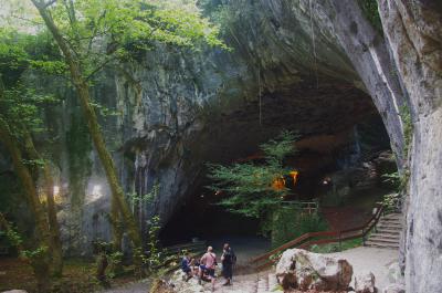 Una de las salidas de la cueva
