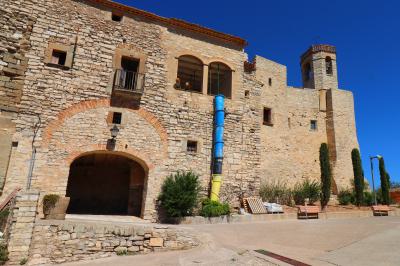 El Portal vila closa, la puerta de acceso al recinto amurallado e Iglesia de Sant Pere