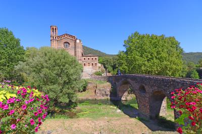 Panorámica del puente medieval y la iglesia de Sant Joan Baptista
