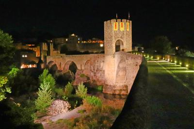 Vista nocturna del icono de Besalú, su puente medieval