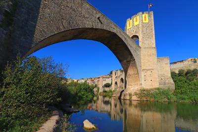 Panorámica de besalú a pié del río Fluviá bajo el puente medieval
