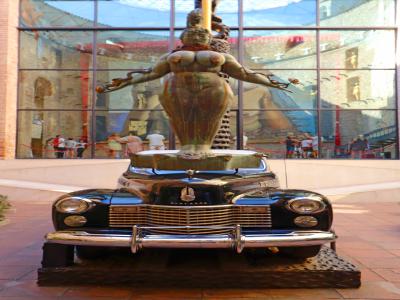 Cádilac de la obra de Dalí en el centro del museo