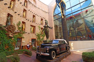 Cádilac de la obra de Dalí en el centro del museo, Monumento imperial a la mujer-niña 