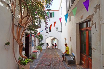 Encantadora calle empedrada en Cadaqués