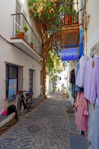 Encantadora calle empedrada en Cadaqués