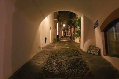 Encantadora calle nocturna en Cadaqués