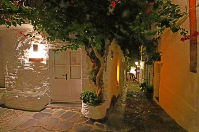 Encantadora calle nocturna en Cadaqués