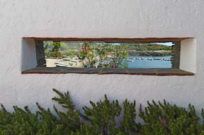 Original ventana a la playa de Portlligat