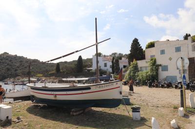 Barca en Portlligat frente a la Casa-Museo de Salvador Dalí 
