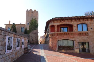 Torre y casas singulares y coloniales en Begur