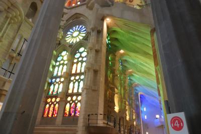 Luz de las vidrieras en el Interior de la Sagrada Familia