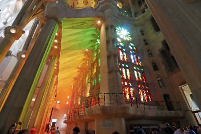 Vidrieras de color en el interior de la Sagrada Familia