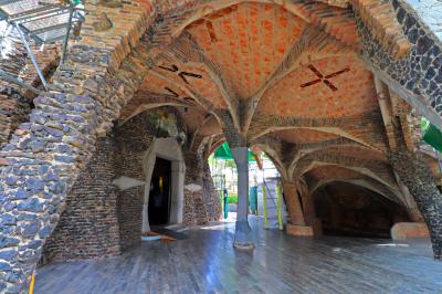 Acceso a la cripta de la Colonia Güell