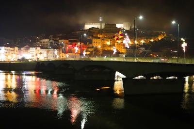 Coímbra nocturno sobre el río Mondego