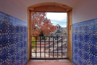 Ventana decorada con los tradicionales azulejos azules portugueses