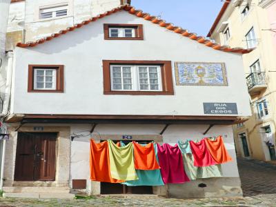 La pequeña casa más antigua de Lisboa en el barrio de Alfama, en la calle Cegos 