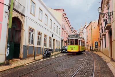 Toda la postal completa de una calle en Lisboa