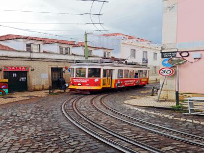 Toda la postal completa de una calle en Lisboa