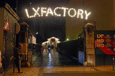 Entrada principal bajo el luminoso LX Factory