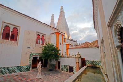 Patio del palacio Nacional de Sintra y sus icónicas chimeneas