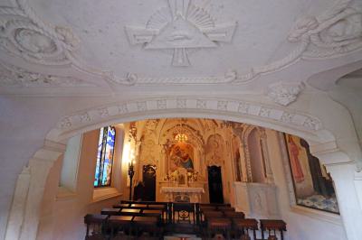 Interior de la capilla con la Cruz de los Caballeros Templarios en el techo blanco