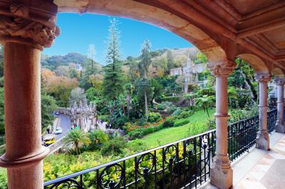 Panorámica de los jardines desde la balconada del palacio