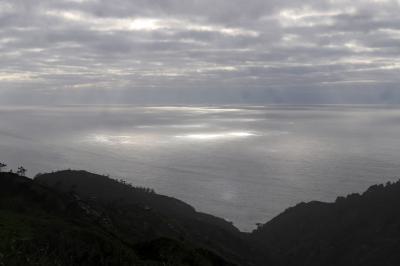 El sol proyectado en el océano antes del atardecer, desde la costa portuguesa