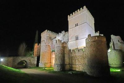 Panorámica nocturna del elegante castillo de Ampudia