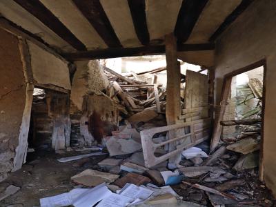 Interior en ruina de edificio derrumbado