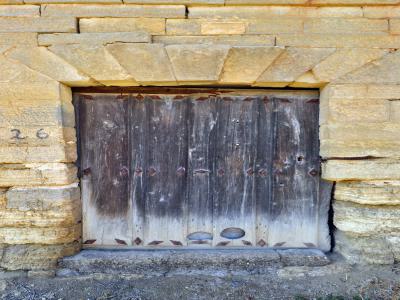 Puerta estilo medieval con clavos de forja