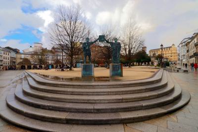 Plaza Mayor.Monumento aos fundadores da cidade Paulo Fabio Máximo e o Emperador Augusto