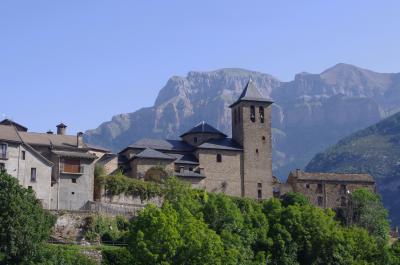 Icono del Pirineo español, Torla frente a Mondaruego