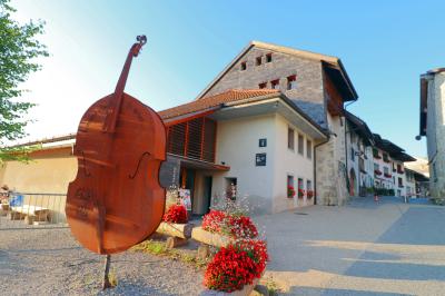 Estatua a la entrada de La Gruyère