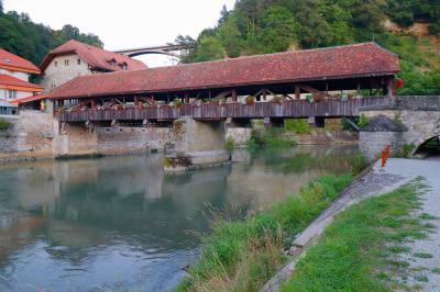 Puente medieval en Friburgo sobre el rio Seane