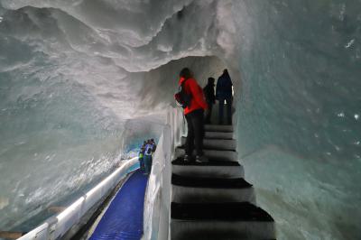 Galerías en el palacio de hielo en el Matterhorn Glacier Paradise