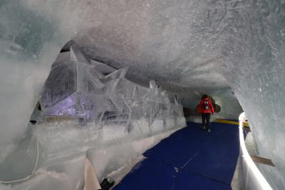 Galería en el palacio de hielo en el Matterhorn Glacier Paradise