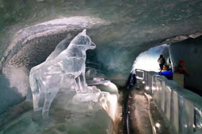 Escultura de lobos en el palacio de hielo en el Matterhorn Glacier Paradise