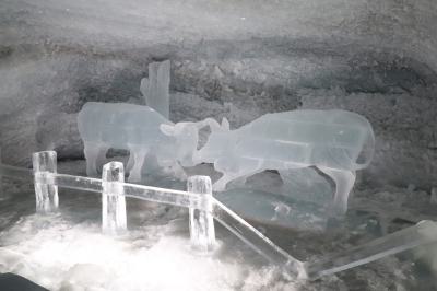 Escultura en el palacio de hielo en el Matterhorn Glacier Paradise