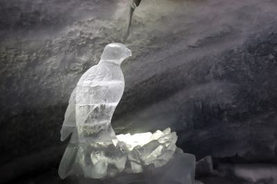 Escultura de lobos en el palacio de hielo en el Matterhorn Glacier Paradise