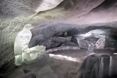 Escultura de lobos en el palacio de hielo en el Matterhorn Glacier Paradise